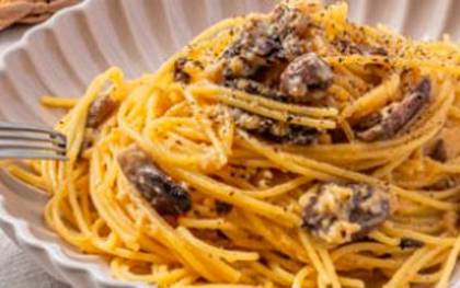Spaghetti carbonara con setas
