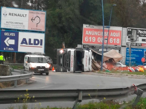 Colapso de tráfico en San Juan de Aznalfarache por el vuelco de un camión
