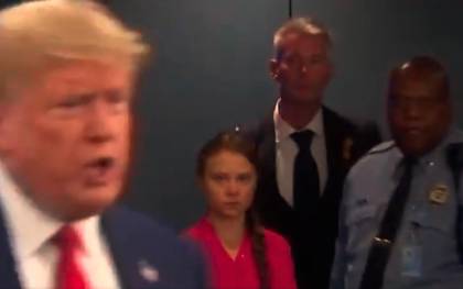 Greta Thunberg, al fondo de la imagen, con un gesto serio en el momento en que Donald Trump apareció en la cumbre de cambio climático de la ONU. / Twitter