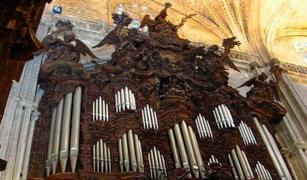 ¿Toca solo, misteriosamente, el órgano de la catedral de Sevilla por las noches?