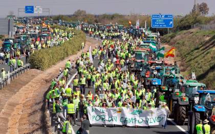 Los agricultores cortan con tractores cuatro de los cinco accesos a Sevilla