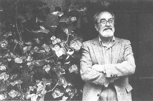 Ángel González: el poeta destinado a Sevilla que solo mandó sus versos por el aire