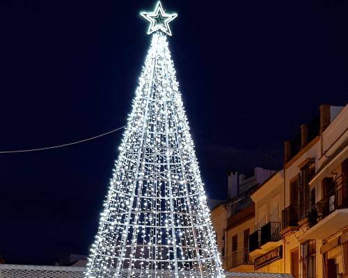 Navidad alternativa en Los Palacios: un árbol gigante para cada cole