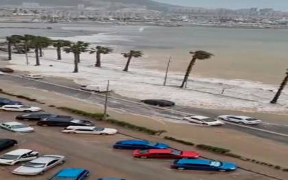 Corte de carretera en La Línea ante crecida del mar por el temporal