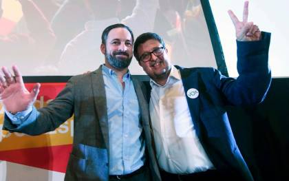 El presidente de Vox, Santiago Abascal (i), y el candidato a la presidencia de la Junta de Andalucía, Francisco Serrano, tras conocer los resultados en las elecciones EFE/Rafa Alcaide