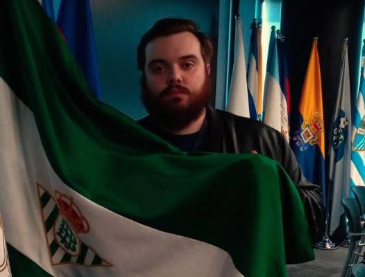 Ibai Llanos posa con una bandera del Betis. / Twitter