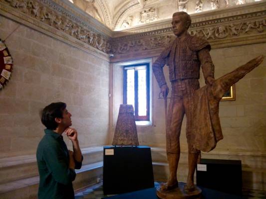 Juan Ortega, en la imagen, contempla el molde del monumento del maestro Pepe Luis. Foto: Centenario Pepe Luis Vázquez