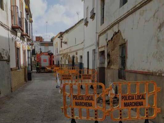 Dos fachadas de viviendas deshabitadas se derrumban en Marchena