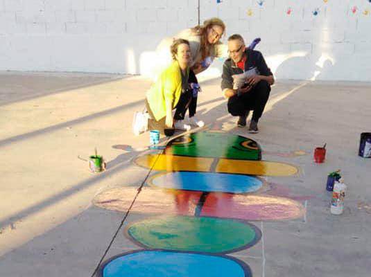 Pruna pinta el suelo de su colegio para que los niños tengan dibujos educativos
