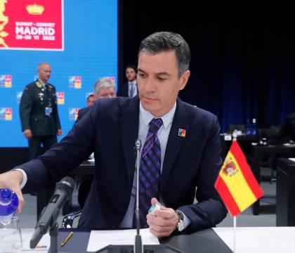 La OTAN se disculpa por la bandera de España en la mesa de Sánchez