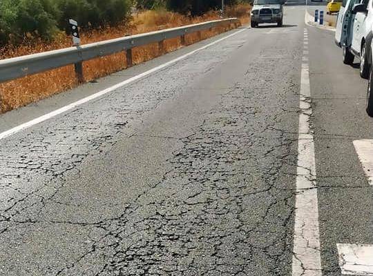 Estado de un tramo de la carretera entre Castilblanco de los Arroyos y Burguillos (Foto: Ayuntamiento de Castilblanco de los Arroyos).