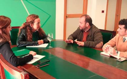 Reunión entre el alcalde de La Algaba, Diego Manuel Agüera, el concejal de Educación, Juan Francisco Rodríguez Cabrera, y la delegada territorial de la Consejería de Educación, Marta Escribá.