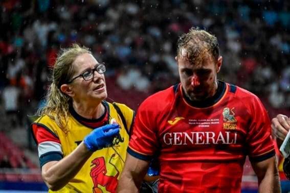 Carmen León atendiendo a un jugador de la selección nacional de rugby. / Fotografía cortesía de la señora León