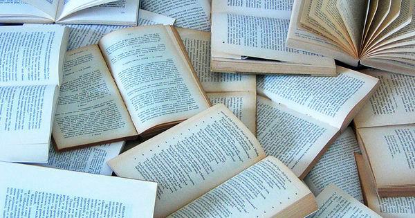 Cinco novelas imprescindibles en una biblioteca