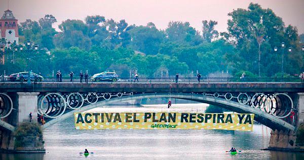 Greenpeace lleva sus protestas al puente de Triana