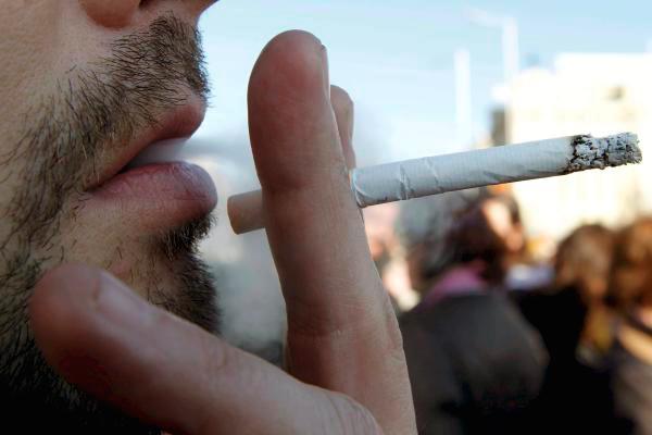 La asociación 'Nofumadores.org' denuncia a la US por «incumplir» la Ley del Tabaco