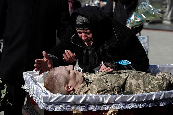 Una madre llora a su hijo muerto en la guerra. / EFE