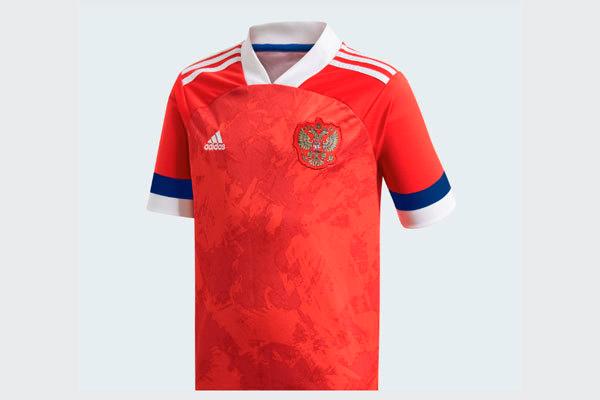 Así es la camiseta de Rusia con la bandera al revés. @adidas