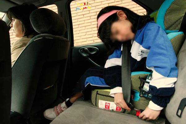 El RACE analiza el nivel de seguridad de las sillistas infantiles para vehículos. / EFE
