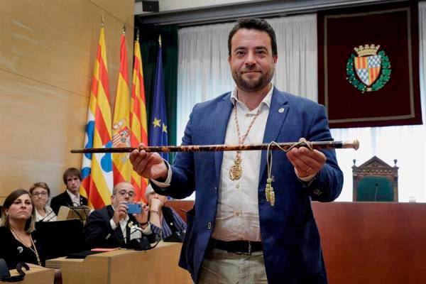 Àlex Pastor tras revalidar su cargo en un pleno en el Ayuntamiento de dicha localidad. EFE