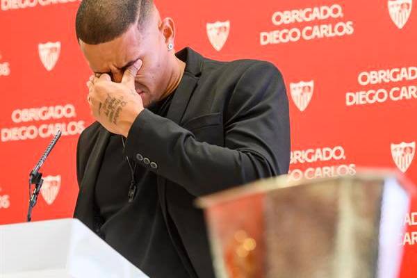 Diego Carlos muy emocionado en su despedida del club sevillista / EFE