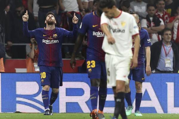 Messi celebra un gol ante el Sevilla en la pasada final de la Copa del Rey. / EFE