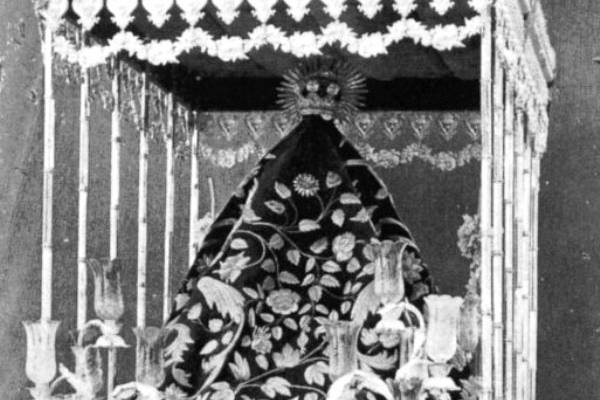El palio de Eloísa Ribera, montado sobre el palio de plata ‘Roultz’ de la casa Isaura.