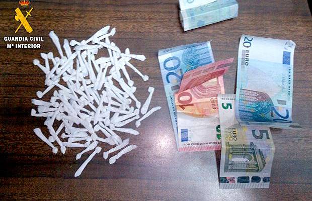 Papelinas de cocaína en una operación de la Guardia Civil. / El Correo