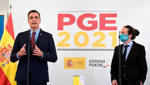 Pedro Sánchez y Pablo Iglesias durante la presentación del borrador de los PGE. / EFE