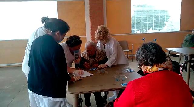 Vídeo | El bingo une a los mayores y los niños de Marchena