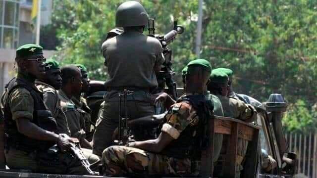 Los sevillistas Bono, Munir y En Nesyri salen de Guinea tras el golpe de Estado