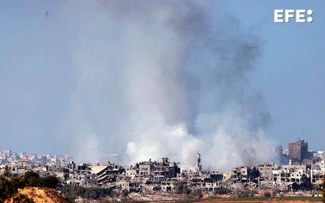 Imagen de los bombardeos israelíes sobre la Franja de Gaza, ayer 10 de noviembre. EFE/EPA/NEIL HALL