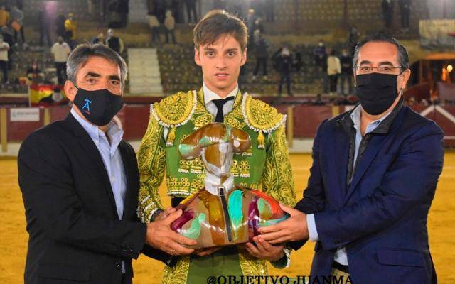 González-Écija recogió el trofeo de manos de Victorino Martín y de Miguel Briones. Foto: @ObjetivoJuanma
