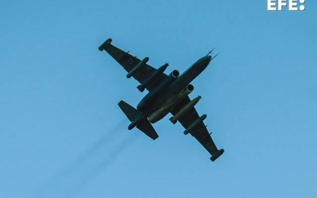 Un avión de ataque ucraniano Su-25 vuela en la zona de Donetsk, Ucrania, este 10 de noviembre de 2023 en medio de la invasión rusa. EFE/EPA/OLEG PETRASYUK