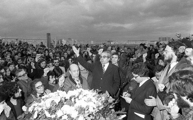 Tras el entierro de Enrique Valdevira y Francisco Javier Sauquillo, el dirigente comunista Simón Sánchez pronunció unas palabras en el cementerio de Carabanchel. EFE