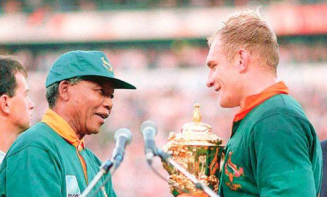 Nelson Mandela felicitando al capitán de los ‘springboks’ tras finalizar la final de la Copa del Mundo de Rugby de 1995. / El Correo