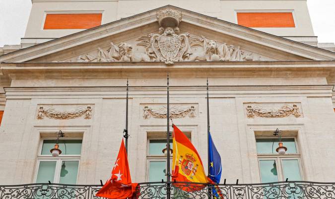 Banderas a media hasta en la sede de la Presidencia de la Comunidad de Madrid. EFE/Emilio Naranjo