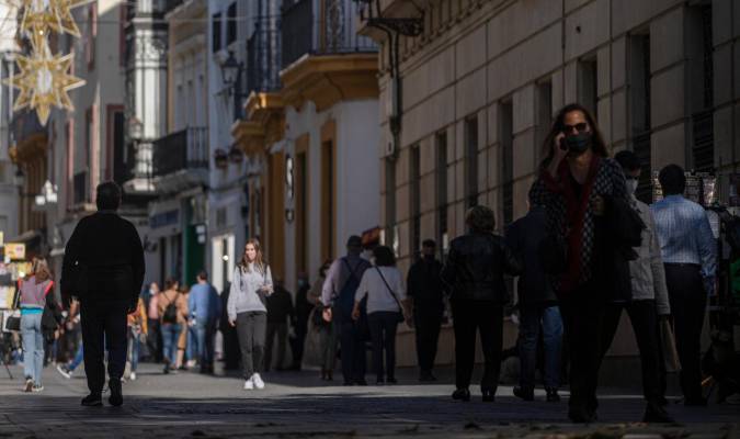 Sevilla reduce la tasa de 250 casos en 14 días y la capital baja de los 300