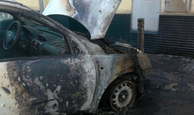 Dos vehículos incendiados por la quema de contenedores