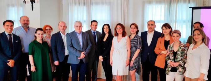 Delegación económica y de seguros de Georgia junto a los representantes de MIC Insurance Company
