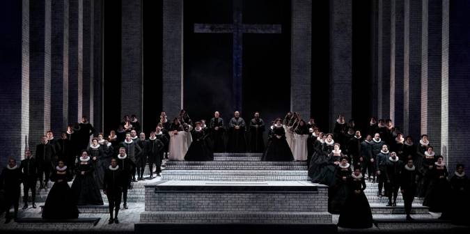 Escena de ‘Don Carlo’ con el Coro Titular del Teatro Real como protagonista. / Javier del Real