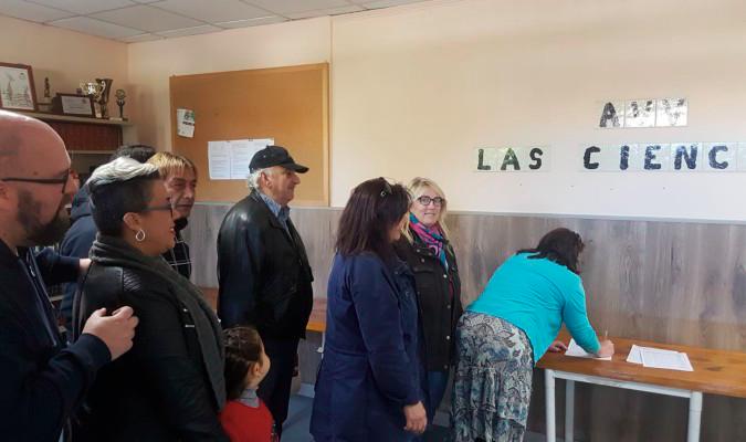Imagen de recogida de firmas de los vecinos de Sevilla Este en enero de 2018. Foto: El Correo. 