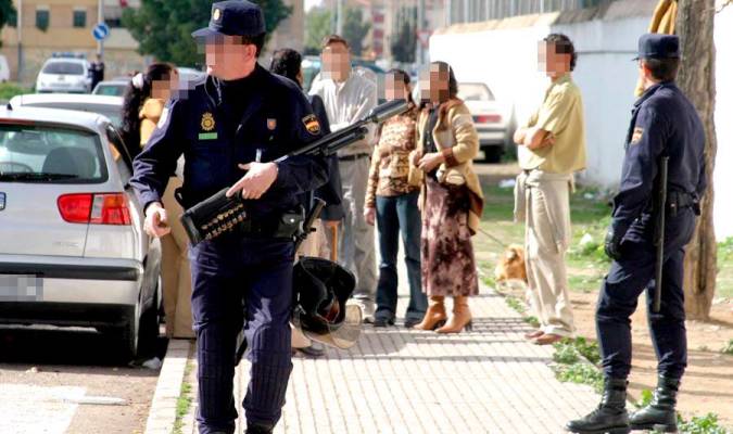 Agentes de la Policía Nacional en las Tres Mil Viviendas. / El Correo