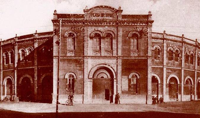 Imagen histórica de la plaza de toros de La Merced en su primera época.