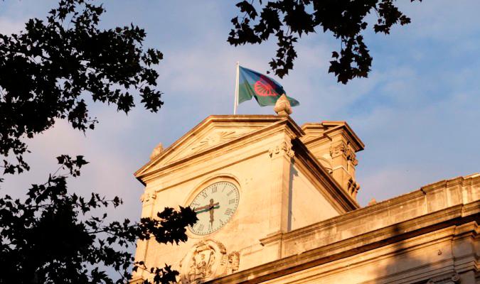 La bandera gitana ha ondeado del mástil del Ayuntamiento de Sevilla. / Inma Flores