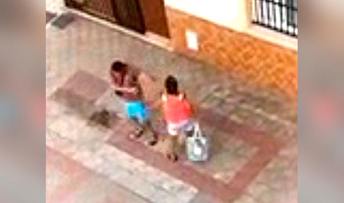 VÍDEO | Detenida una mujer tras agredir a su novio en plena calle 