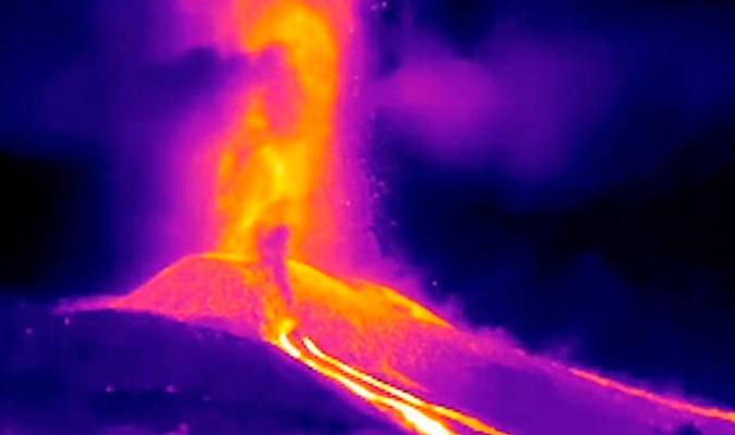 Captura de la secuencia de vídeo infrarrojo de la actividad y las coladas de lava procedentes de las dos nuevas bocas eruptivas. 24/09/21. 19:29 horas.