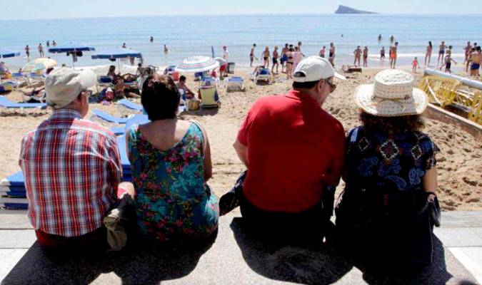 Pensionistas en la playa. / EFE