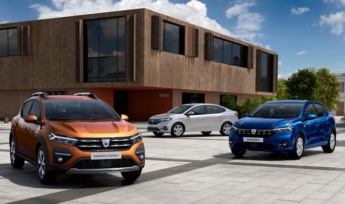 En azul y naranja los nuevos Dacia Sandero y Sandero Stepway, respectivamente. En gris, el Dacia Logan