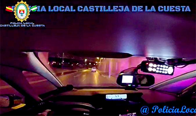 Vehículo policial de Castilleja de la Cuesta en plena persecución. / El Correo